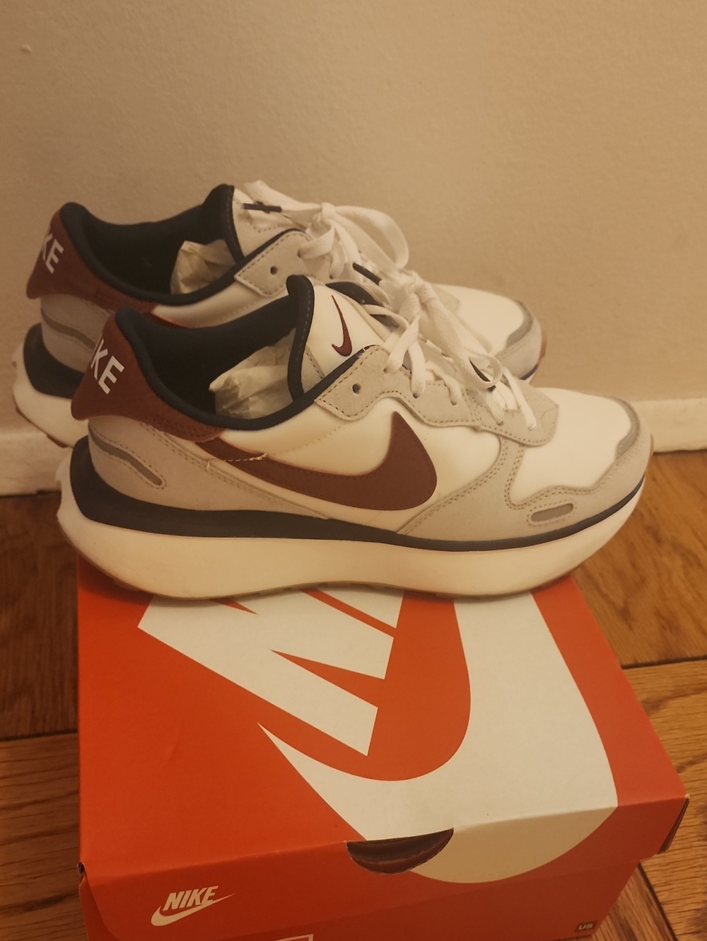 PRELOVED Nike White Sneakers with Burgundy Swoosh and Navy Lining - Picture 2 of 5